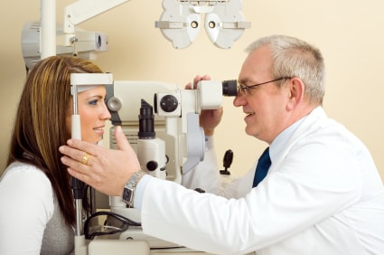 Проверка зрения офтальмологом